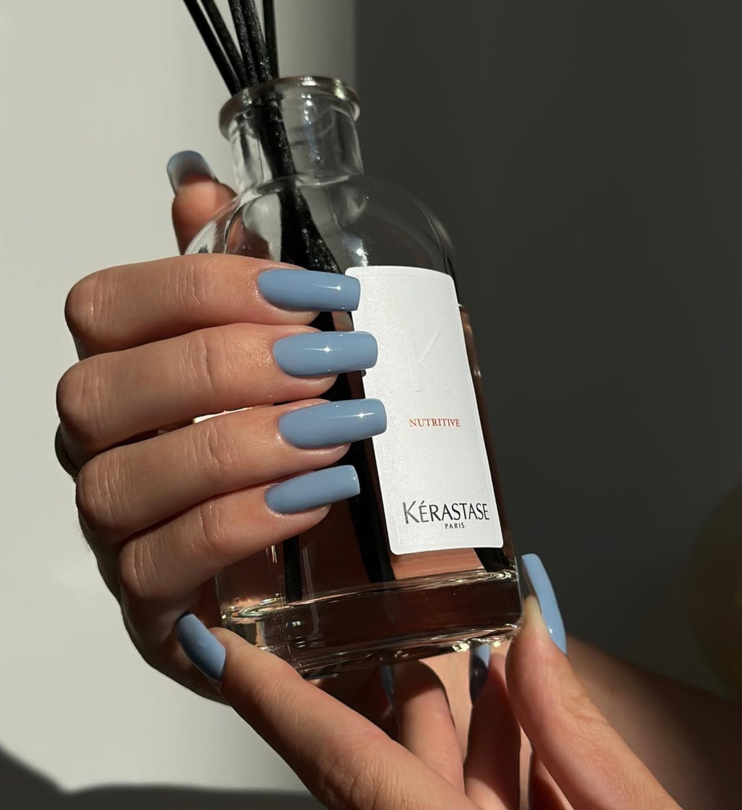 Глянцевый голубой маникюр квадратной формы в ICON Beauty Space, Пафос, Кипр.