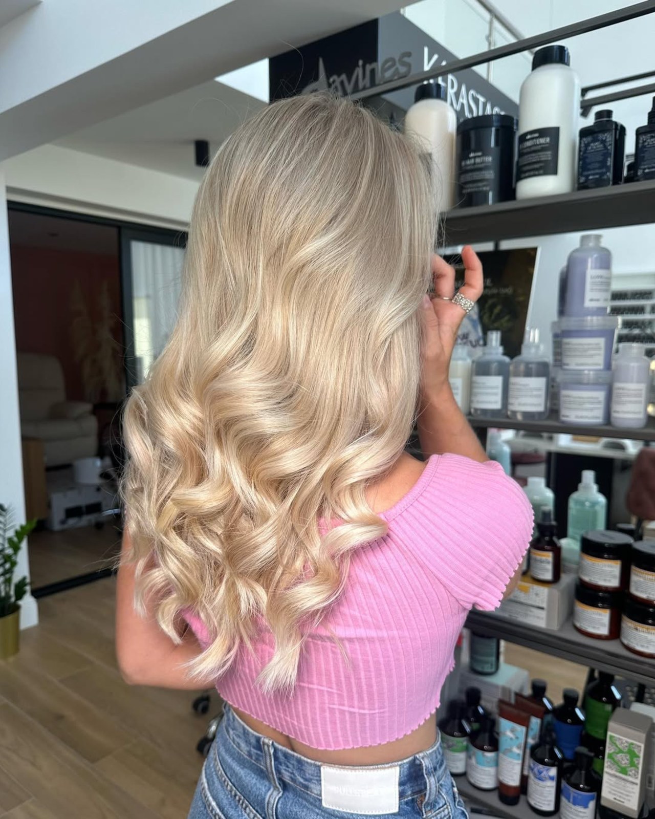 Мягкие волны на светлых волосах в салоне красоты ICON Beauty Space, Пафос.