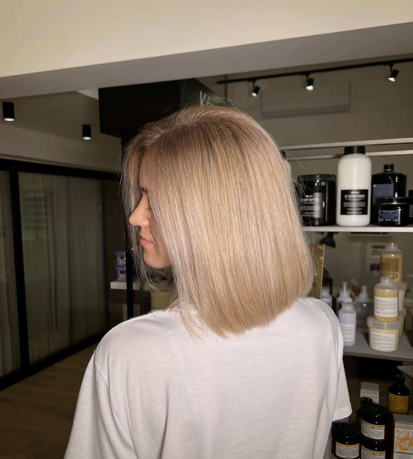 Гладкое светлое каре в ICON Beauty Space, Пафос, Кипр.