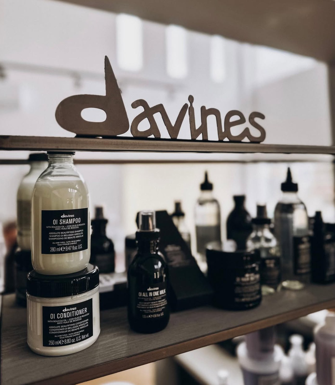 Шампунь, кондиционер и уход Davines OI на витрине ICON Beauty Space, Пафос.