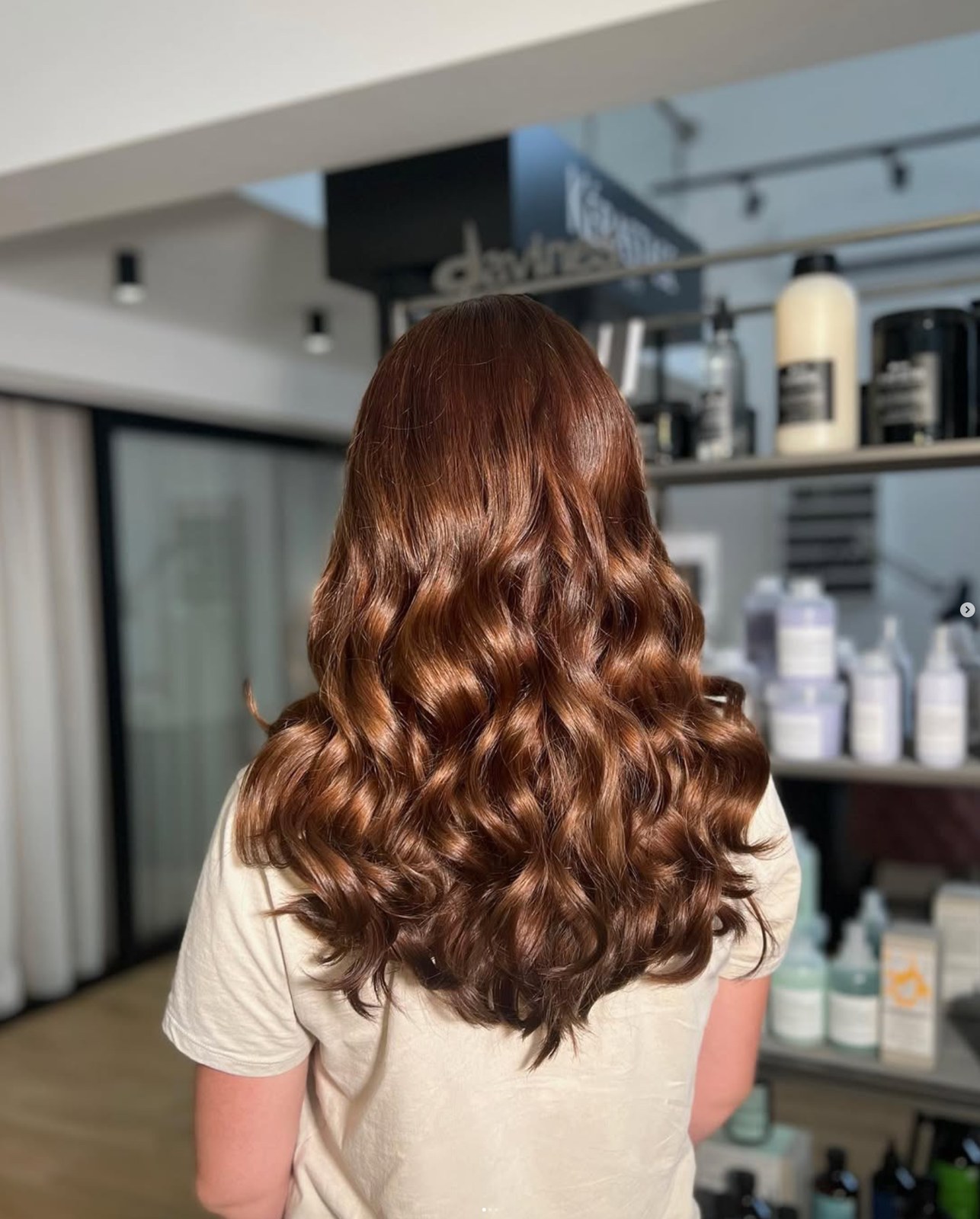Блестящие каштановые волны в ICON Beauty Space, Пафос, Кипр.