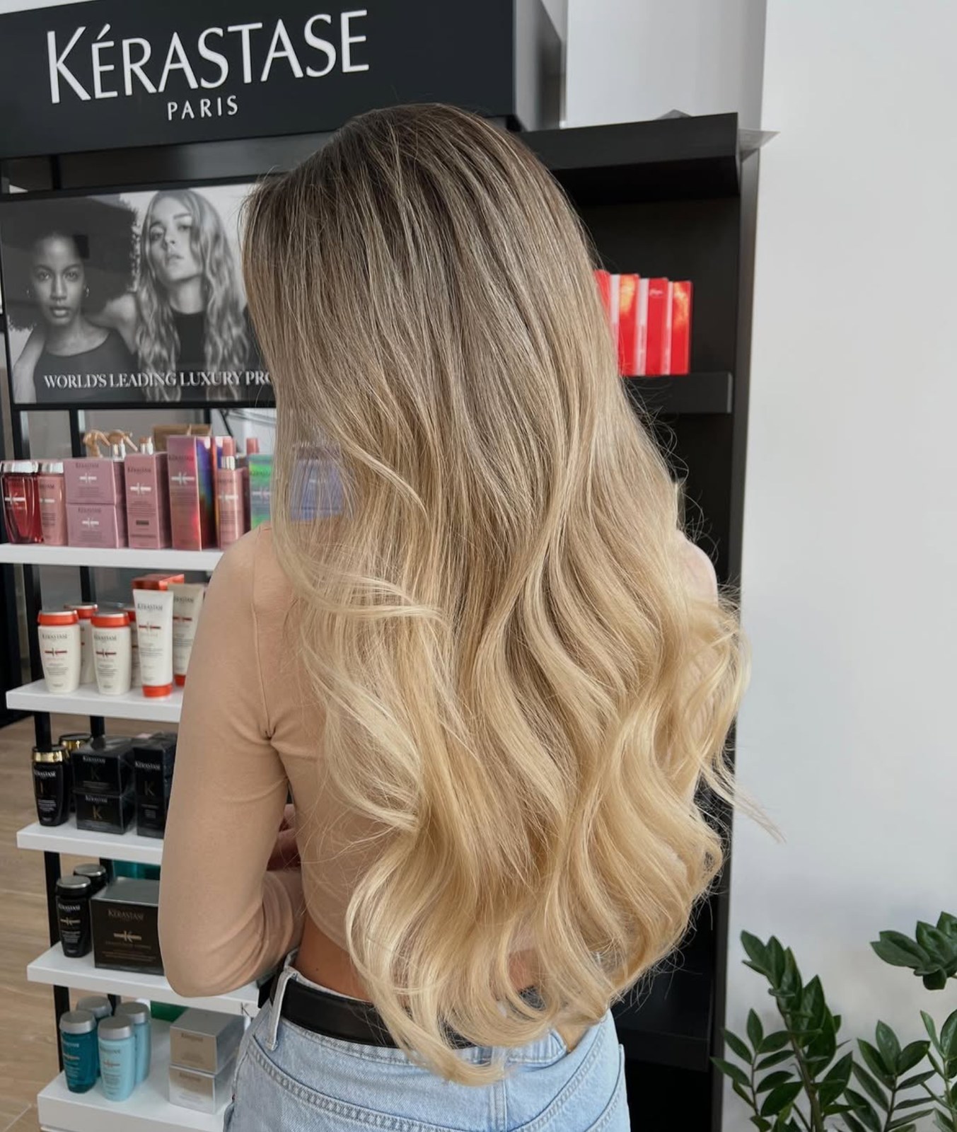Длинные светлые волны с более тёмными корнями в салоне красоты ICON Beauty Space, Пафос, Кипр.