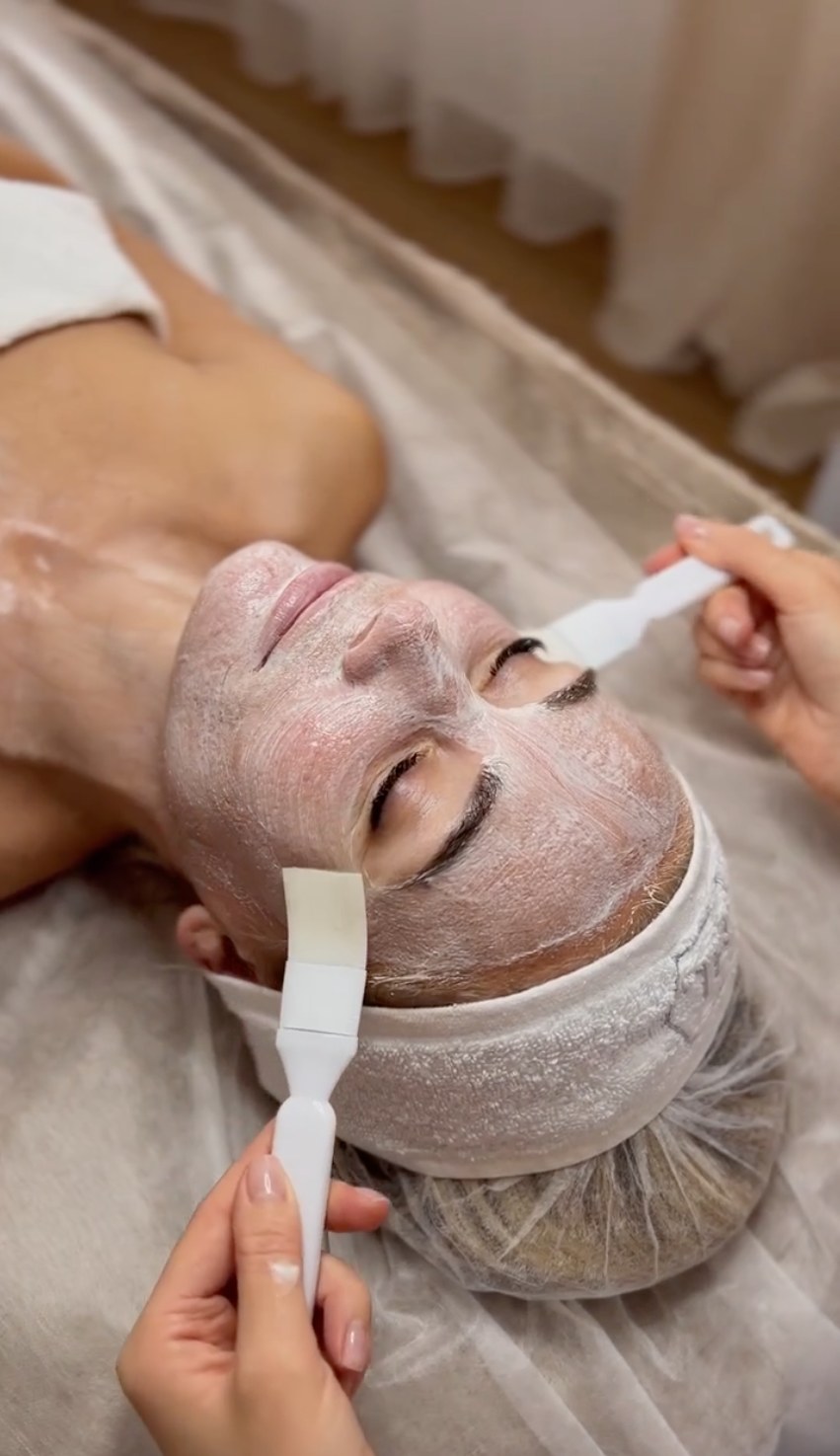 Нанесение маски для лица кистями в салоне красоты ICON Beauty Space, Пафос, Кипр.