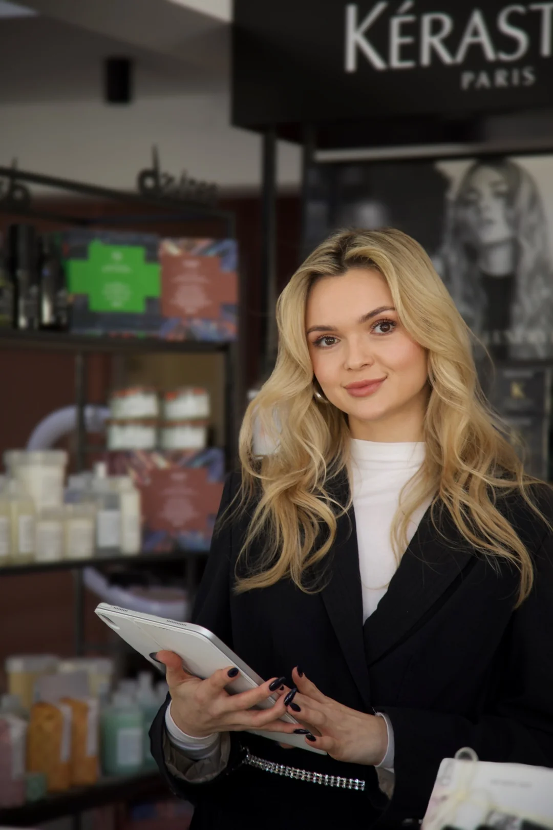 Портрет у салоні ICON Beauty Space у Пафосі біля вітрини професійних засобів для волосся