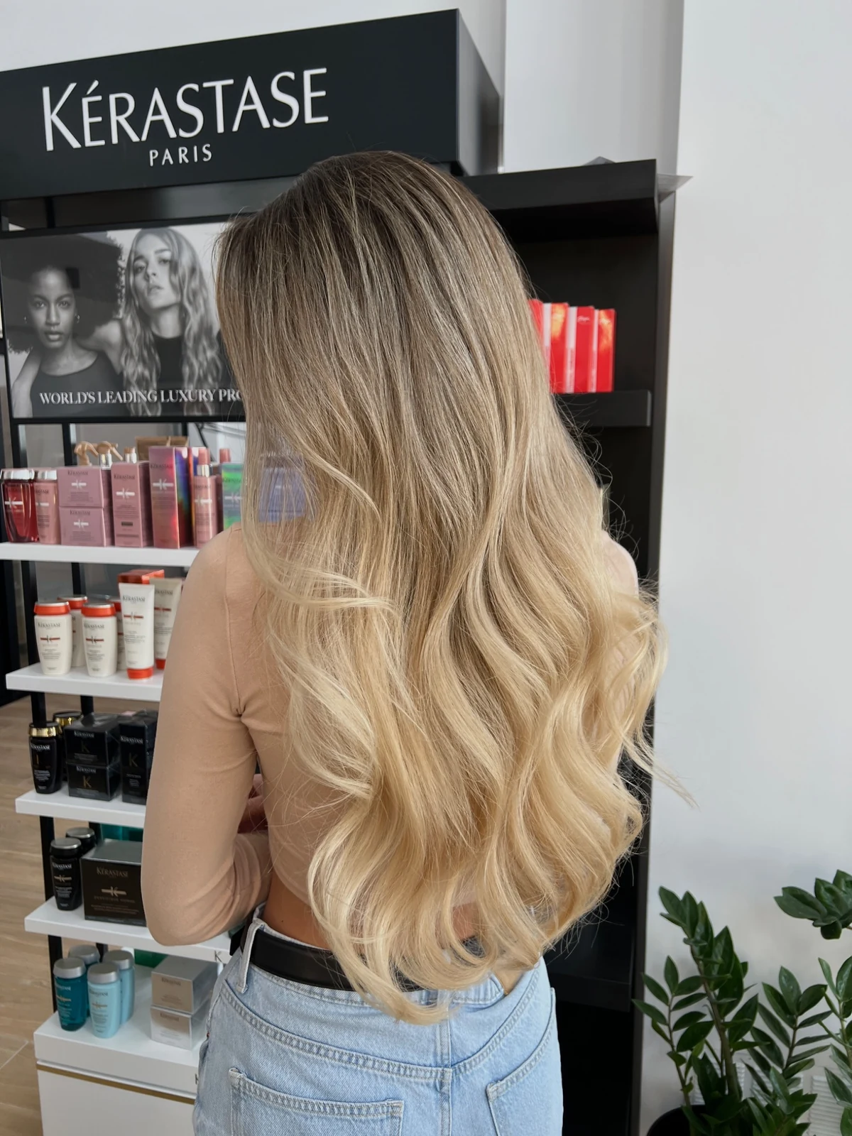 Довгі біляві локони в перукарні ICON Beauty Space у Пафосі